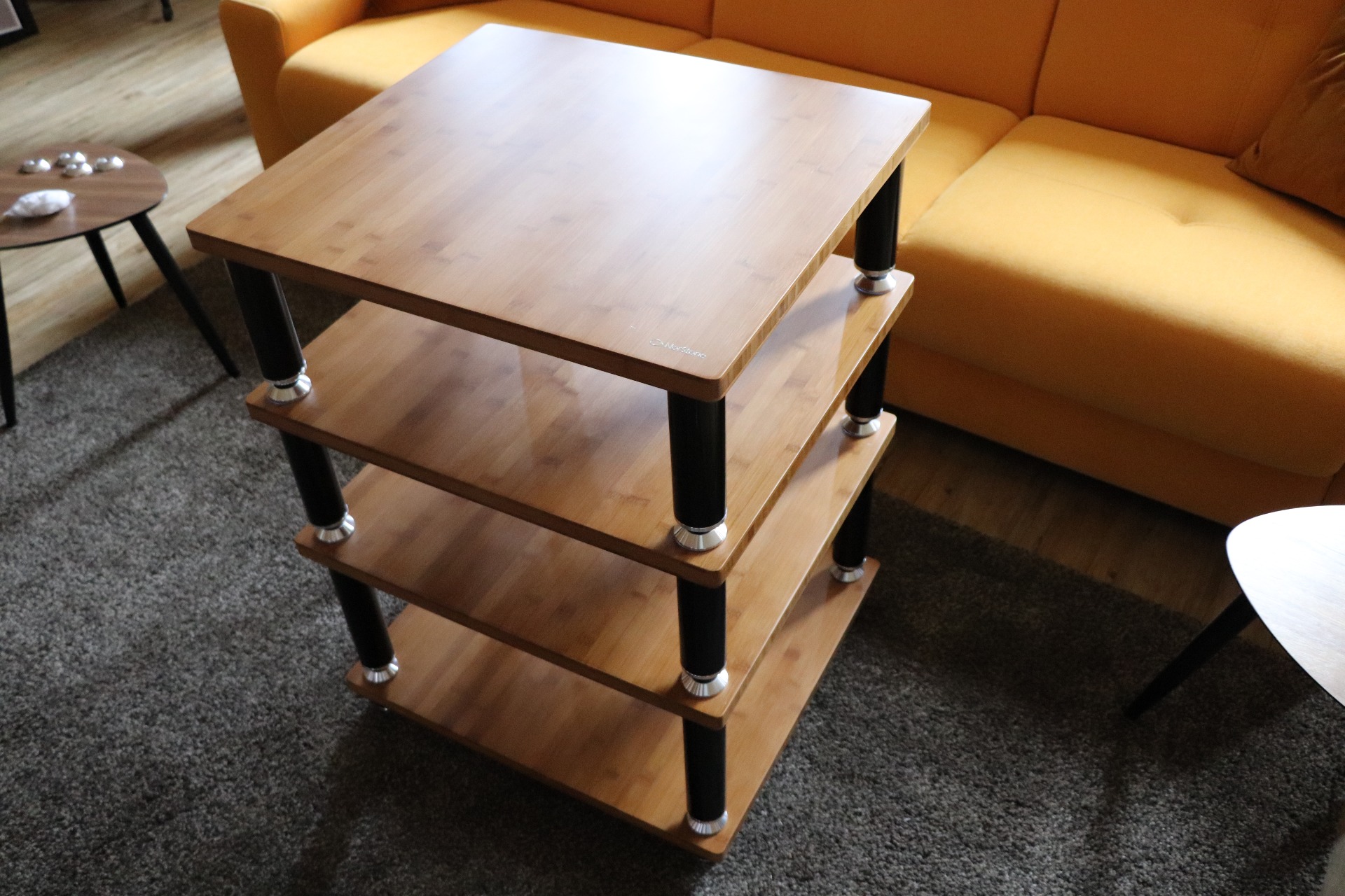 Hifi stolek NORSTONE STABBL (černý kov + police bamboo) 