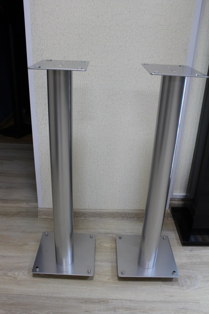 Atraktivní Repro stojany Norstone Stylum 3 (80cm - stříbrná)